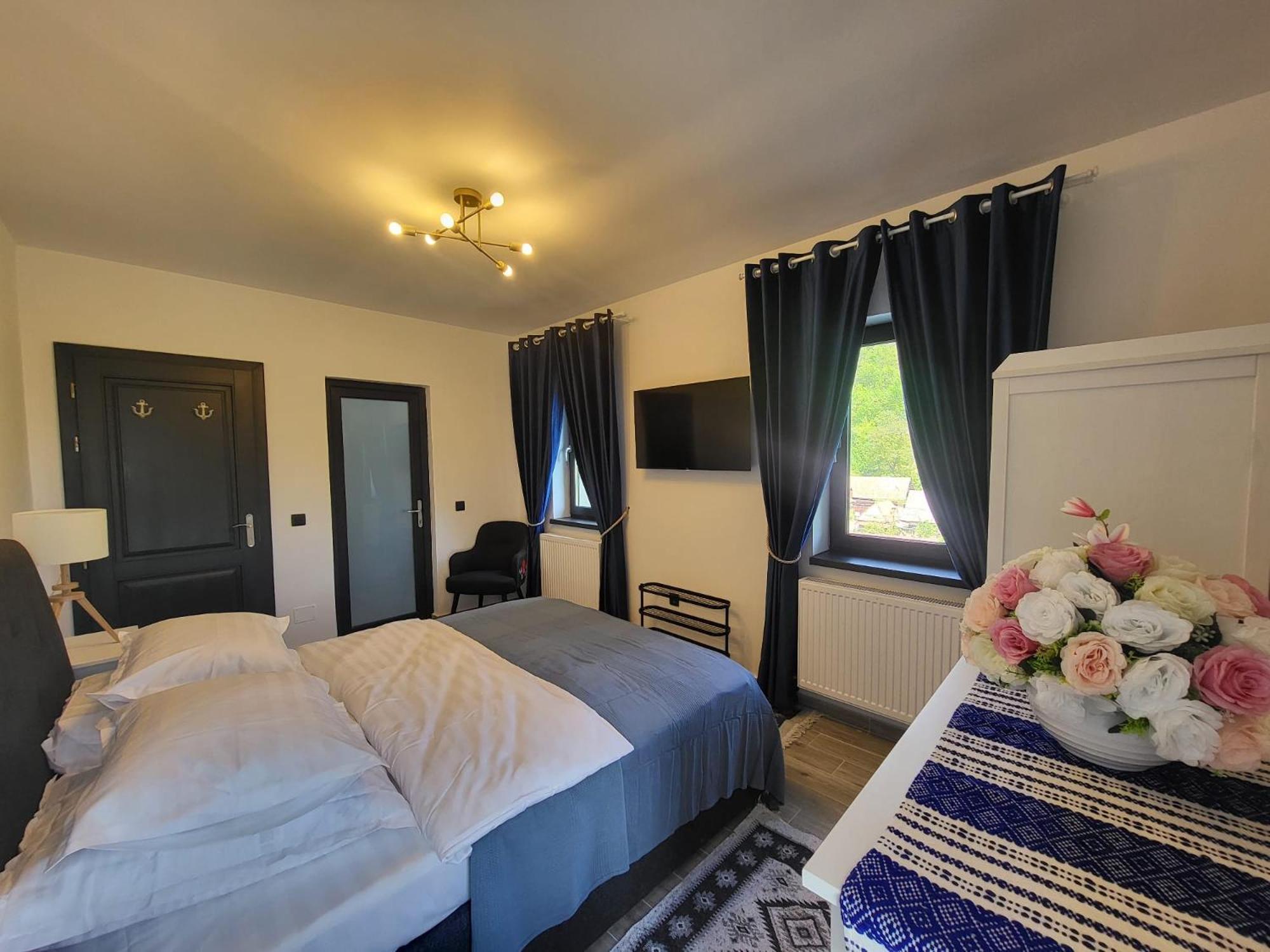 Pensiunea Casa Dacilor Podeni Экстерьер фото