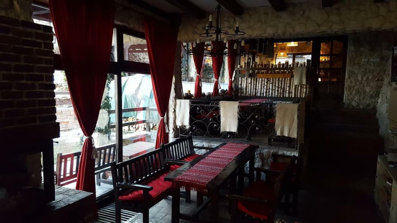 Pensiunea Casa Dacilor Podeni Экстерьер фото